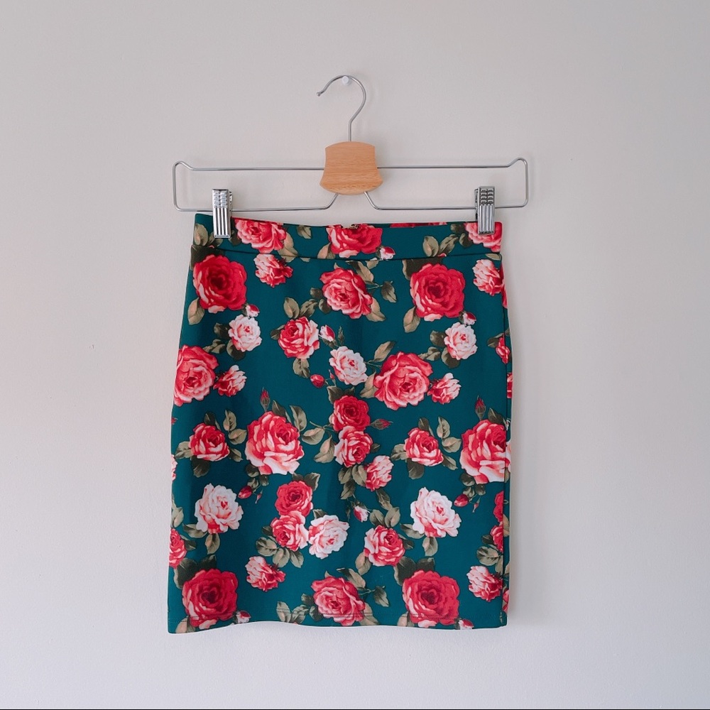 Forever 21 ✨ emerald green floral rose mini pencil skirt in size S 💕